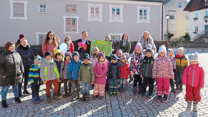 Die Kinder und Erzieher des Kindergartens Maria de la Paz überreichten Geschenke, darunter auch eine neue "Amtskette" in Herzform.