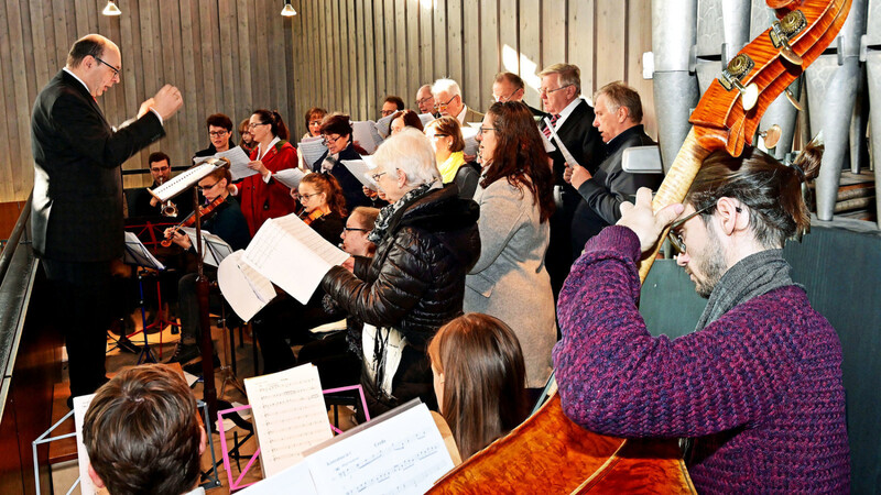 Ein Orchester aus jungen Leuten führte zusammen mit dem Kirchenchor Langenbach die "Messe für die heilige Christnacht" von Robert Führer auf.