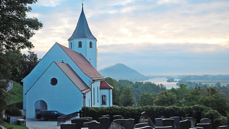 Im Morgennebel hat der Blick auf die Pfarrkirche St. Michael vor dem Hintergrund mit Sauberg und Donau einen ganz eigenen Zauber.