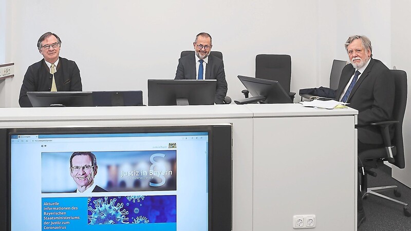 Amtsgerichtsdirektor Werner Loher, Landgerichtspräsident Andreas Wimmer und Pressesprecher Peter Pöhlmann (von links) in einem mit Monitor ausgestatteten Sitzungssaal der Staatsanwaltschaft.
