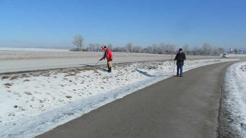 Rosemarie und Albert Sturm gehen fast täglich auf dem Radweg neben der Staatsstraße zwischen Salching und Niedersunzing spazieren - und sammeln dabei den Müll ein, der auf dem Boden herum liegt.