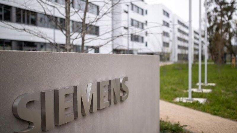 Das Logo des deutschen Industriekonzerns Siemens steht auf einer Stele.
