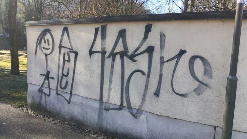 Graffitisprayer haben in der Kristallstraße in Altdorf (Kreis Landshut) einen geschätzten Schaden von rund 1.500 Euro angerichtet. Die Polizei bittet um Hinweise.