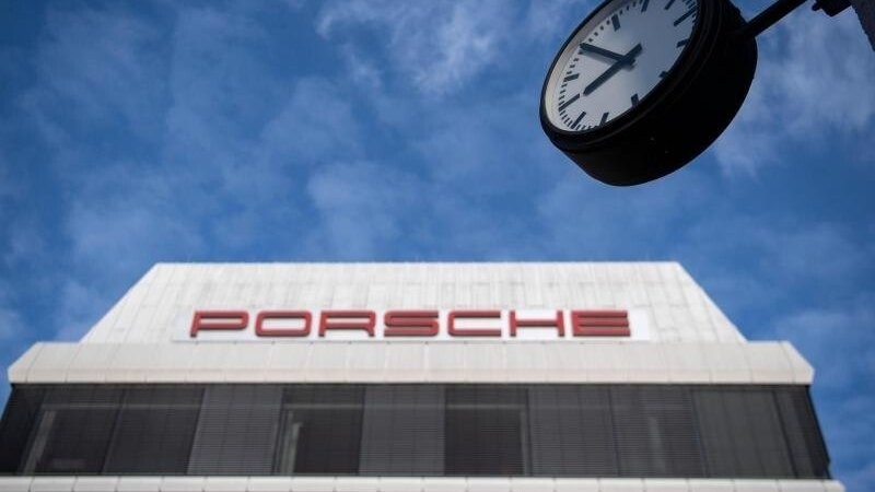 Die Staatsanwaltschaft Stuttgart hat im Zuge des Dieselskandals gegen die Volkswagen-Tochter Porsche ein Bußgeld in Höhe von 535 Millionen Euro verhängt.