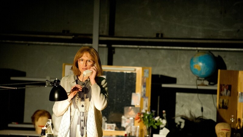 Eigentlich sollte Ende März die Premiere von "Engel in Amerika" (im Bild: Barbara Horvath) im Resi stattfinden. Telefoniert wird trotzdem, persönlich im Format "Resi ruft an".