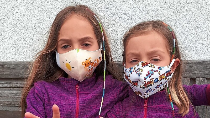 Anna (sechs Jahre) und Lena (sieben Jahre) finden die Masken super.