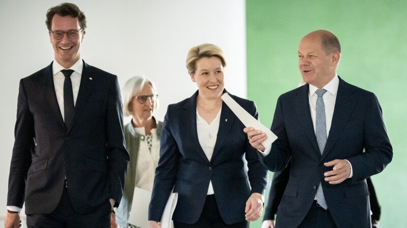 Bundeskanzler Olaf Scholz (SPD, r.), NRW-Ministerpräsident Hendrik Wüst (CDU) und die Berliner Bürgermeisterin Franziska Giffey (SPD, 2. v. r.) stellen die Ergebnisse ihrer Beratungen vor.