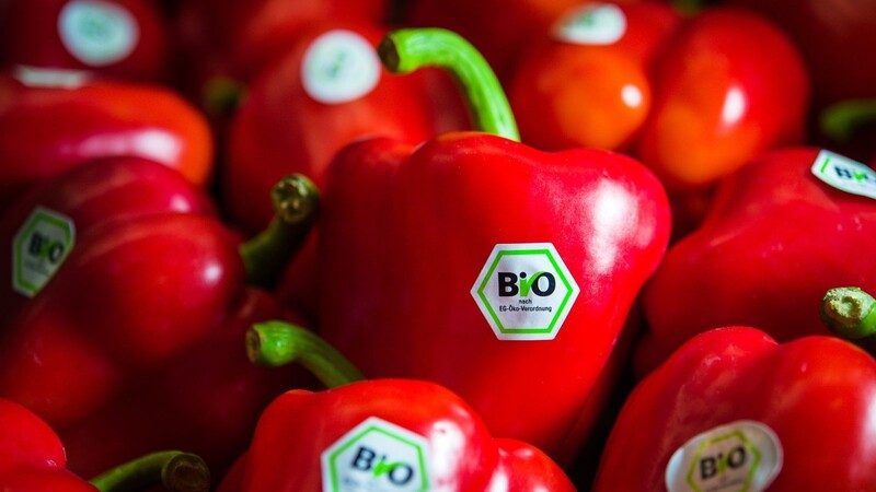 Rote Paprika mit Bio-Siegel liegen am Stand von Demeter auf der BioFach-Messe 2013. Am 14.02.2018 beginnt die Messe BioFach 2018.
