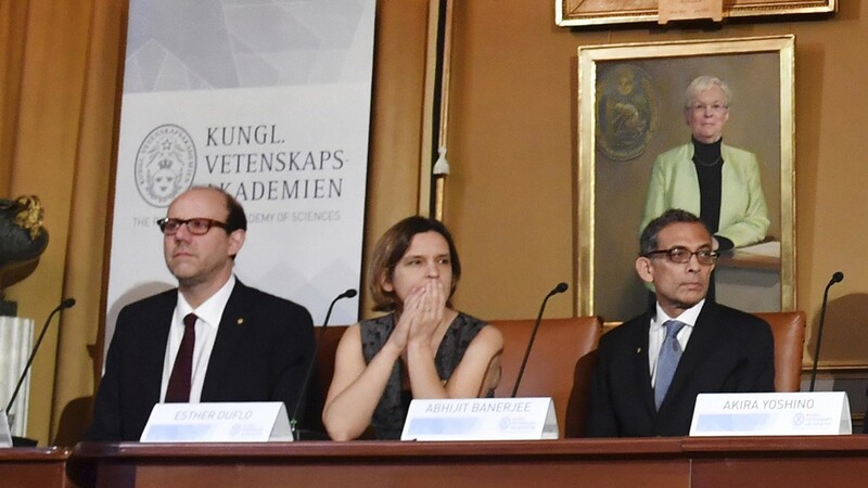Die Wirtschaftsnobelpreisträger Michael Kremer, Esther Duflo und Abhijit Banerjee (v. l.) bei einer Pressekonferenz in der Königlichen Schwedischen Akademie der Wissenschaften.