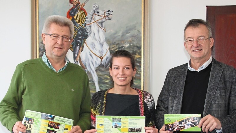 Kulturreferent Hans Ruhland, die Leiterin der Tourist-Info Melanie Gruber und Bürgermeister Markus Ackermann stellten das Kulturprogramm 2019 vor.