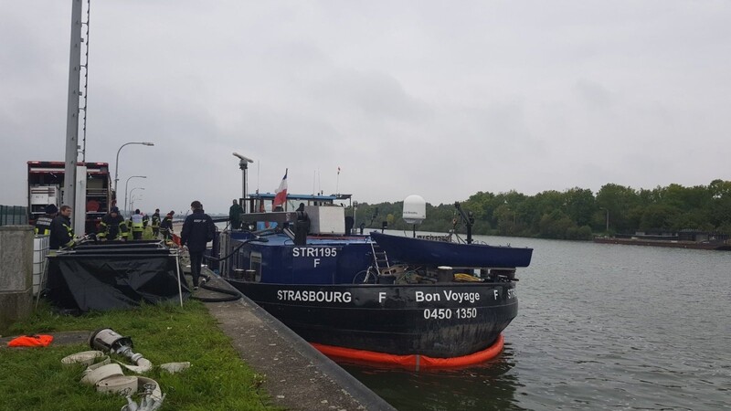 Ein französisches Gütermotorschiff hat am frühen Mittwochmorgen an der Donau leck geschlagen (Symbolbild).