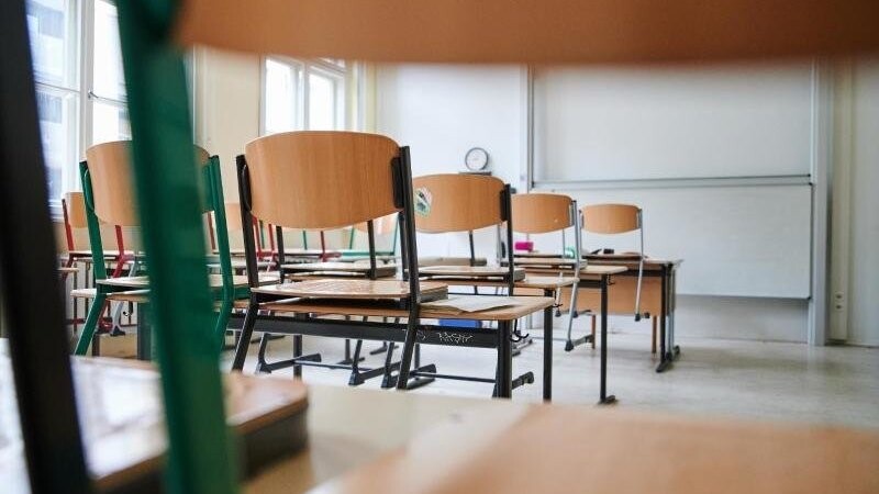 In einem Klassenzimmer stehen die Stühle auf den Tischen.