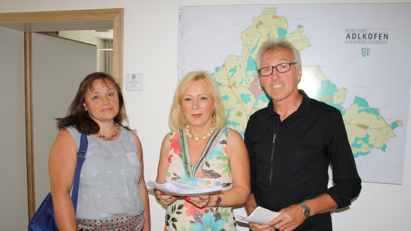 Christina Stopfer und Alois Straßer übergaben das Bürgerbegehren mit 507 Unterschriften an die Bürgermeisterin.