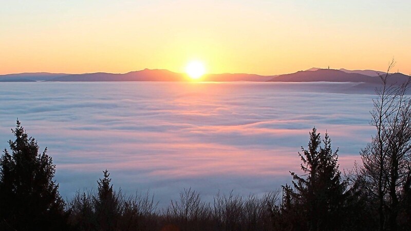 November-Morgen über der Further Senke: Die Sonne erhebt sich über der vom Nebel bedeckten Grenzstadt.