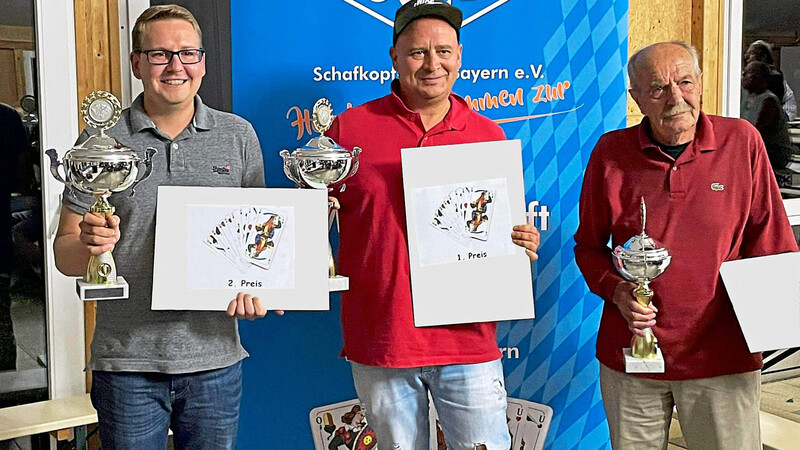 Maximilian Schramm aus Wiesent (links) wurde Vizemeister bei der deutschen Meisterschaft im Schafkopfen. Das Kartenspiel fasziniert ihn seit vielen Jahren.