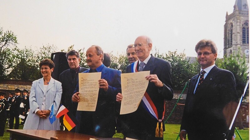 Am 30. April 2000 unterzeichneten die Bürgermeister Josef Streicher aus Lalling (l.) und Denis Panse aus Rémy die Partnerschaftsurkunden. Rechts im Hintergrund die Kirche von Rémy.