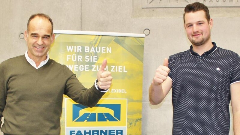 Firmenchef Robert Fahrner (links) gratuliert Andreas Nutz zum Erfolg als 3. Landessieger beim Leistungswettbewerb des Deutschen Handwerks.
