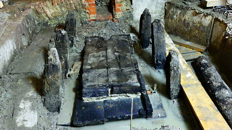 Auf der Grundplatte einer früheren Pumpenanlage wurde das recht gut erhaltene Kurbelgehäuse einer zweiten Pumpe aus Eichenholz gefunden.