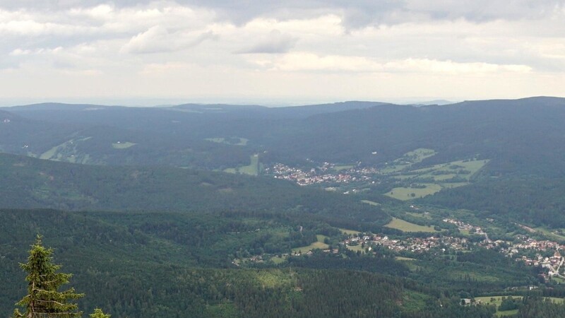 Rund um Bayerisch Eisenstein und in den Böhmerwald bietet die Umweltstation grenzüberschreitende Naturpark-Grenzgänge an.