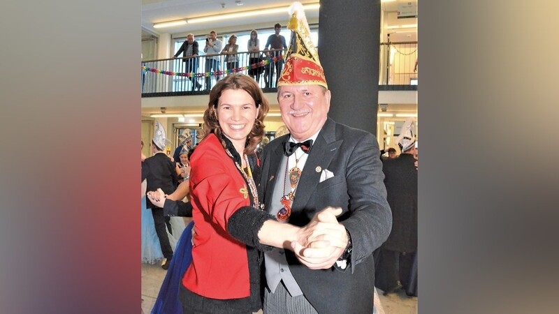 Landrätin Tanja Schweiger schwang zusammen mit Saturnalia-Präsident Karl Brückl ebenfalls das Tanzbein.