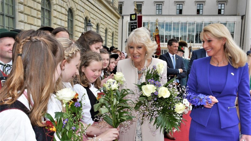 Die jungen Trachtler überreichten Blumen an Camilla.