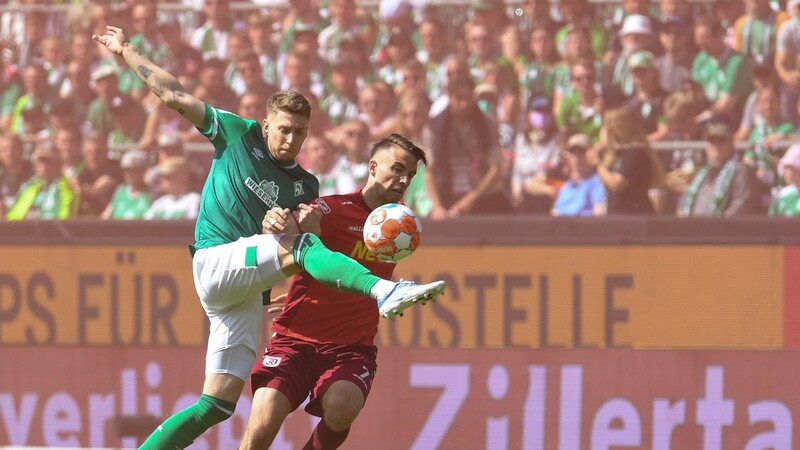 Werders Mitchell Weiser (l.) kämpft gegen Regenburgs Max Besuschkow um den Ball.