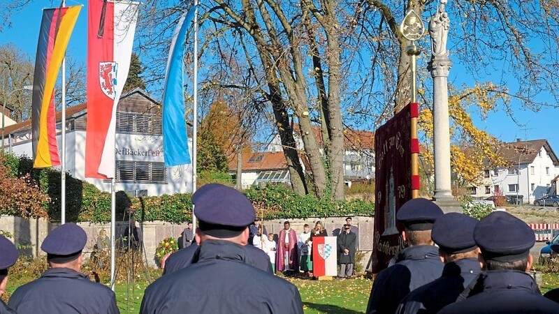 Das Bild zeigt den Blick von der Landshuter Straße zur Freiung. Am Kriegerdenkmal begingen die Vilsbiburger den Volkstrauertag.