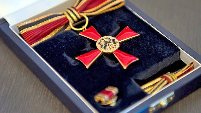 Das Bundesverdienstkreuz wird künftig in Frankreich emailliert.