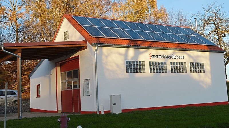Ummontiert wurde die Photovoltaikanlage von einem Abbruchhaus auf das Gebäude der Feuerwehr Horneck.