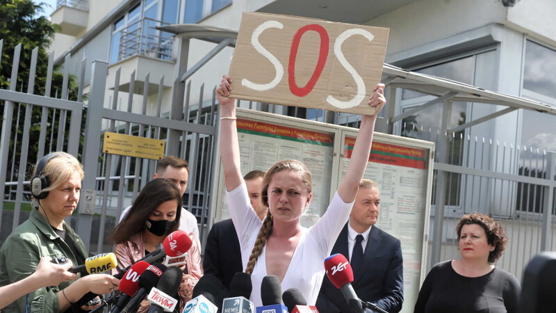 Die polnisch-belarussische Aktivistin Jana Schostak protestiert vor der belarussischen Botschaft in Warschau gegen die Verhaftung des Bloggers und Regimekritikers Roman Protassewitsch in Minsk.