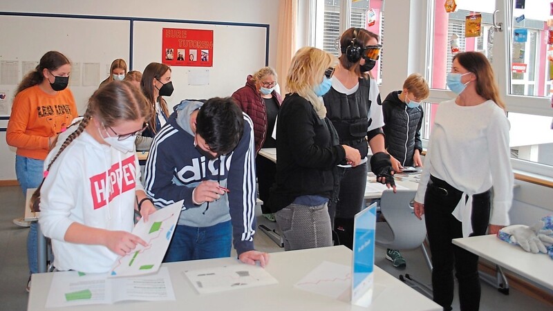 Oberstudienrätin Monika Rösler leitet den Wahlkurs "Generationen gemeinsam aktiv". Auch sie versuchte sich am Mittwoch am Demenzparcours, der eine Woche im Gymnasium aufgebaut war.