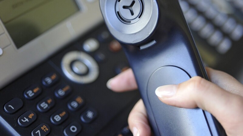 Der BRK Kreisverband Straubing-Bogen hat ein Sorgentelefon für einsame Menschen in der Corona-Krise eingerichtet. (Symbolbild)