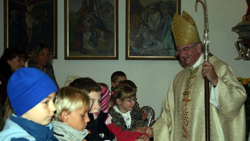 Zum Abschluss der Innenrenovierung der Pfarrkirche Niederhausen reiste im November 2005 Weihbischof Schraml an.