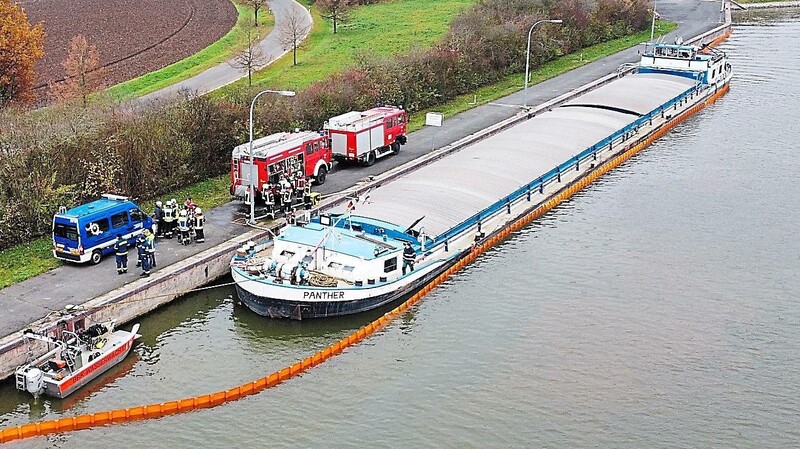 Auf dem Main-Donau-Kanal in der Oberpfalz havarierte am Samstagmorgen ein Frachtschiff nach einer Kollision mit der Hafenmauer. Taucher entdeckten bei der Suche nach dem Leck ein Auto mit einer Leiche.