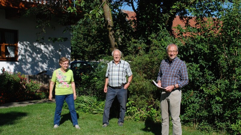 Kreisfachberater Johann Niedernhuber (rechts) im vergangenen Jahr mit Checkliste bei einer Gartenzertifizierung. Derzeit werden weitere Zertifizierer geschult.