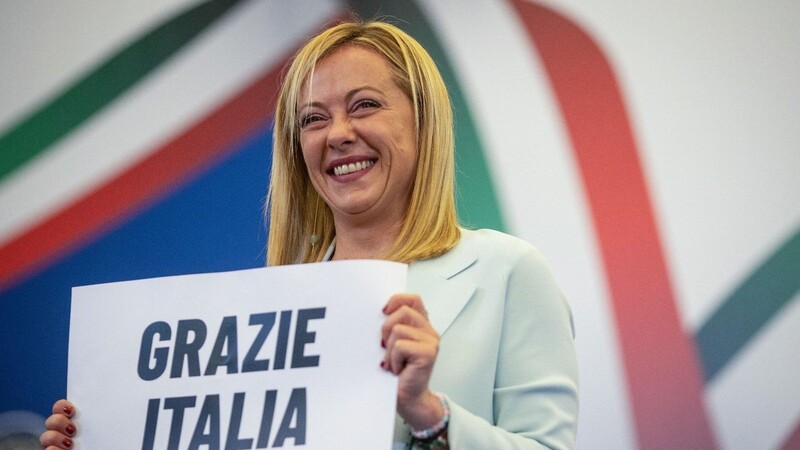 Strahlende Siegerin: Giorgia Meloni, Vorsitzende von Fratelli d'Italia, hält ein Schild mit der Aufschrift "Grazie Italia" ("Danke Italien"). Das Bündnis um die rechtsradikale Partei kommt Hochrechnungen zufolge bei der Wahl auf eine klare Mehrheit im Parlament.