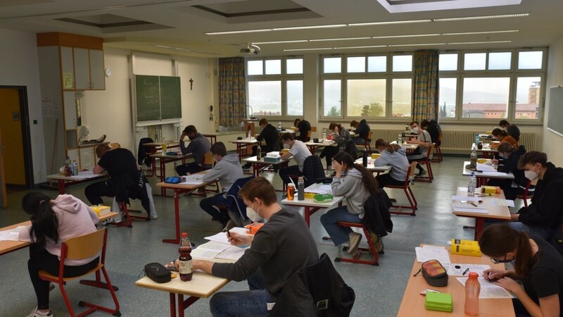 Die Abiturienten des Joseph-von-Fraunhofer-Gymnasiums sitzen frisch getestet über ihren Deutsch-Aufgaben.