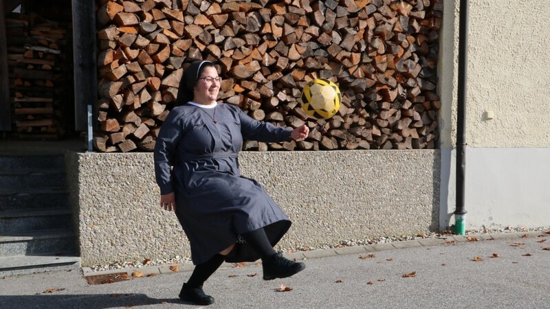 Das Leben im Kloster besteht nicht nur aus Beten, für Schwester Marjam gehört auch Fußball dazu.