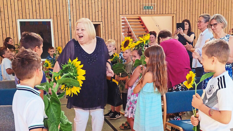 Sonnenblumen gab es für Ingrid König zum Abschied von den Schülern.