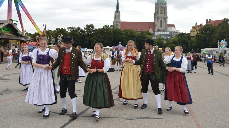Die Waldgau-Trachtler präsentierten sich in der Landeshauptstadt mit ihren schönen Tänzen.