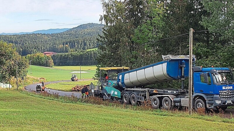 Zu den zahlreichen Straßensanierungsmaßnahmen zählen auch die Asphaltierungsarbeiten in Spandlberg.