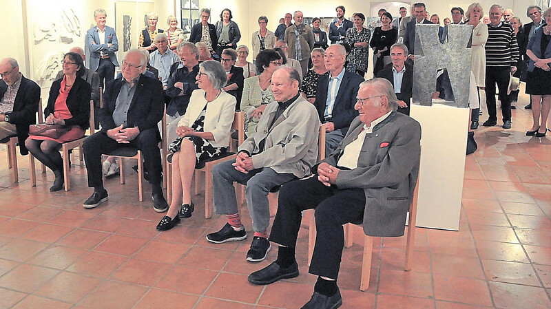 Viele Gäste waren zur Eröffnung der Ausstellung von Robert Kaindl-Trätzl (Dritter von links, erste Reihe) gekommen.