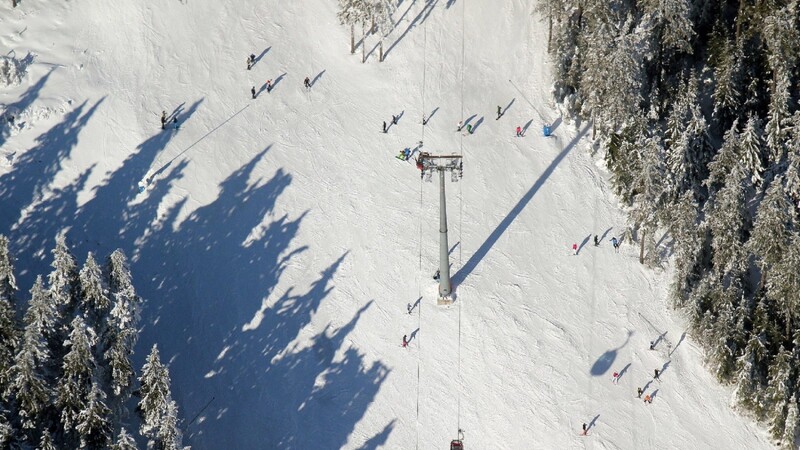 Ein Regensburger ist beim Skifahren in Saalbach tödlich verunglückt.