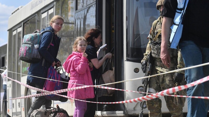 Das von der staatlichen russischen Nachrichtenagentur Sputnik verbreitete Foto zeigt Einwohner von Mariupol, die einen Bus an einem Hilfsposten für Evakuierte aus Mariupol, die in der Nähe des Werks von Azovstal Iron and Steel Works lebten, verlassen.