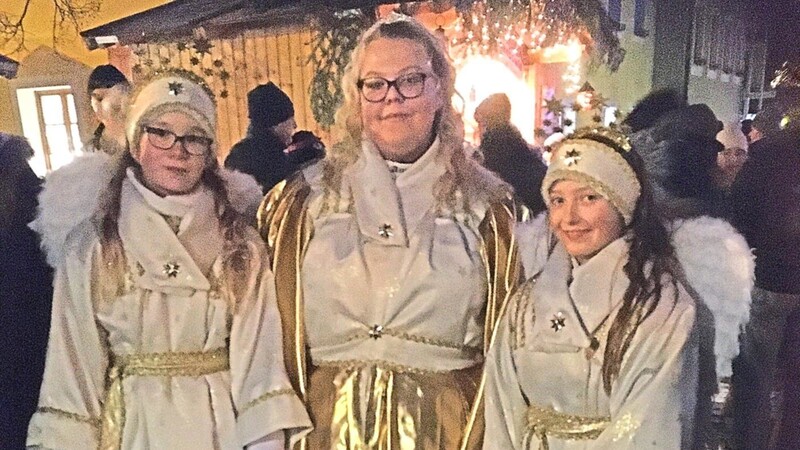 Beim Christkindlmarkt am Samstag hatten Christkind Lea Bauer und die beiden Engel Pia Kreuzer (links) und Elina Frei (rechts) ihren ersten Einsatz.