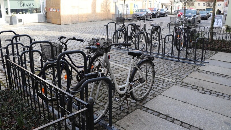 In der Herrnstraße: Wo jetzt Abstellmöglichkeiten für Fahrräder angebracht sind, war zuvor ein Behinderten-Parkplatz beheimatet. Ein neuer Stellplatz für Autofahrer mit Einschränkungen soll aber bald realisiert werden.