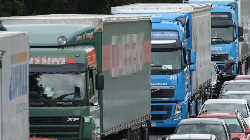 Stau am Mittwochnachmittag nach einem Lkw-Unfall auf der Autobahn A92 bei Landshut. (Symbolbild)