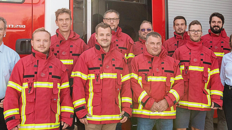 Im Vorfeld der jüngsten Gemeinderatssitzung wurden die neuen Jacken der vier gemeindlichen Feuerwehren Hohenegglkofen, Niederkam, Obergangkofen und Windten offiziell übergeben.