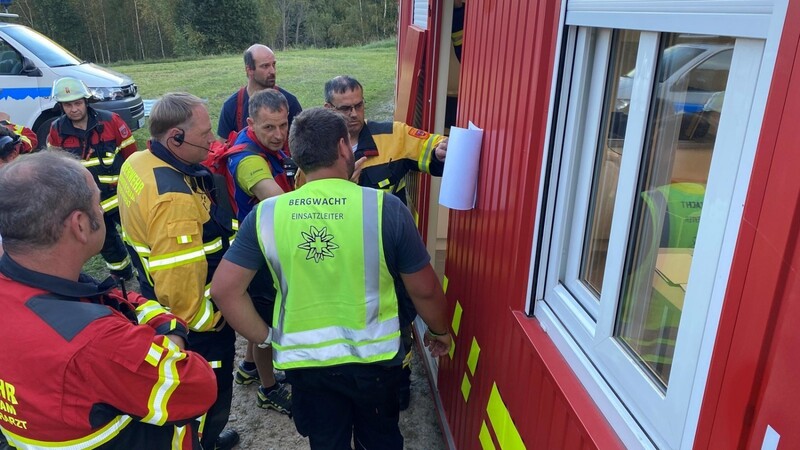 Vermisstensuche: Feuerwehr und Bergwacht stimmten die abzusuchenden Gebiete ab.