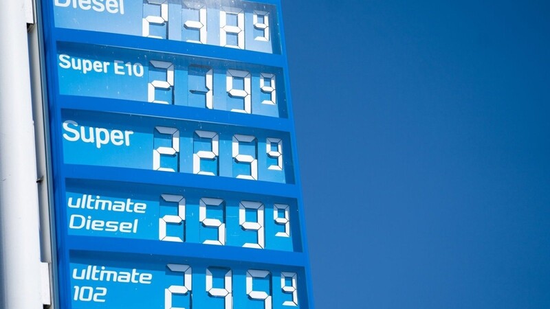 An einer Tankstelle werden die aktuellen Preise für Diesel und Benzin angegeben.